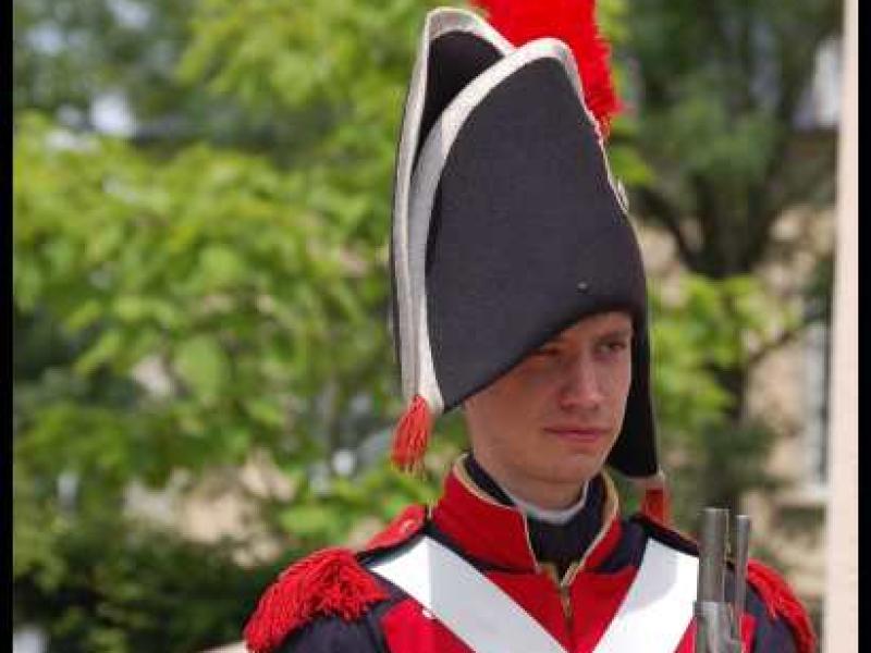 Napoleonic Bivouac в Люксембурге: солдат в черно-красной форме с красным плюмажем