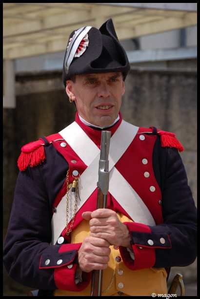 Napoleonic Bivouac в Люксембурге: солдат в красно-синей форме с мушкетом