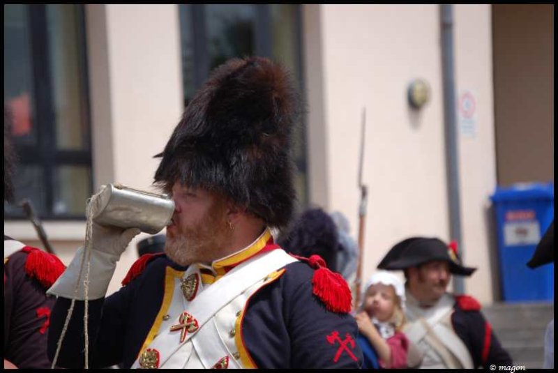 Napoleonic Bivouac в Люксембурге: солдат в пальто и шляпе с косматым плюмажем пьёт из металлического кувшина