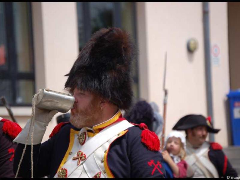Napoleonic Bivouac в Люксембурге: солдат в пальто и шляпе с косматым плюмажем пьёт из металлического кувшина