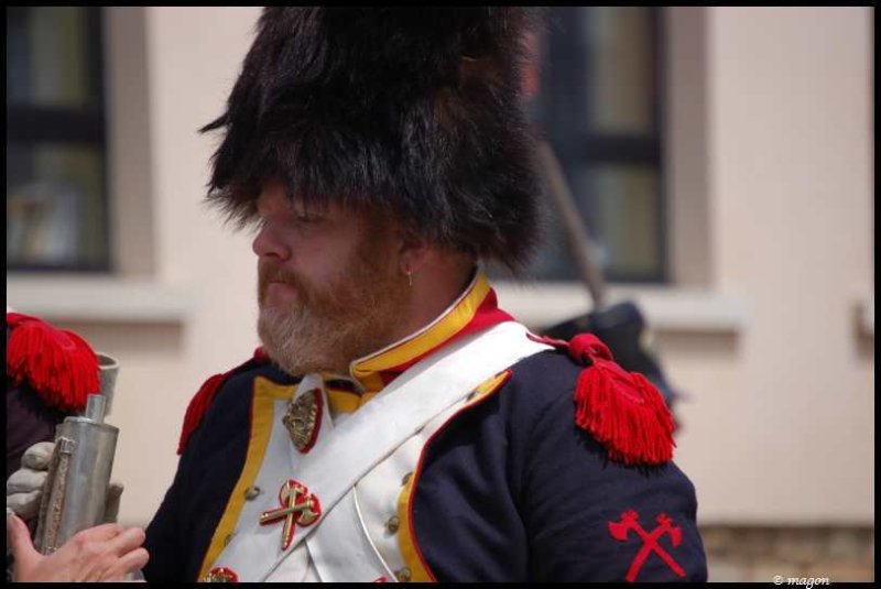 Napoleonic Bivouac в Люксембурге: солдат в шляпе-шапке и эполетах с топорами