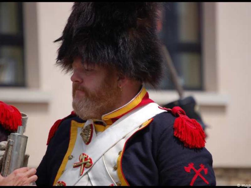 Napoleonic Bivouac в Люксембурге: солдат в шляпе-шапке и эполетах с топорами