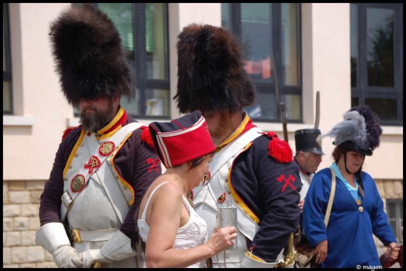 Napoleonic Bivouac в Люксембурге: солдаты в плюмажных шляпах и женщина в красно-белой фуражке