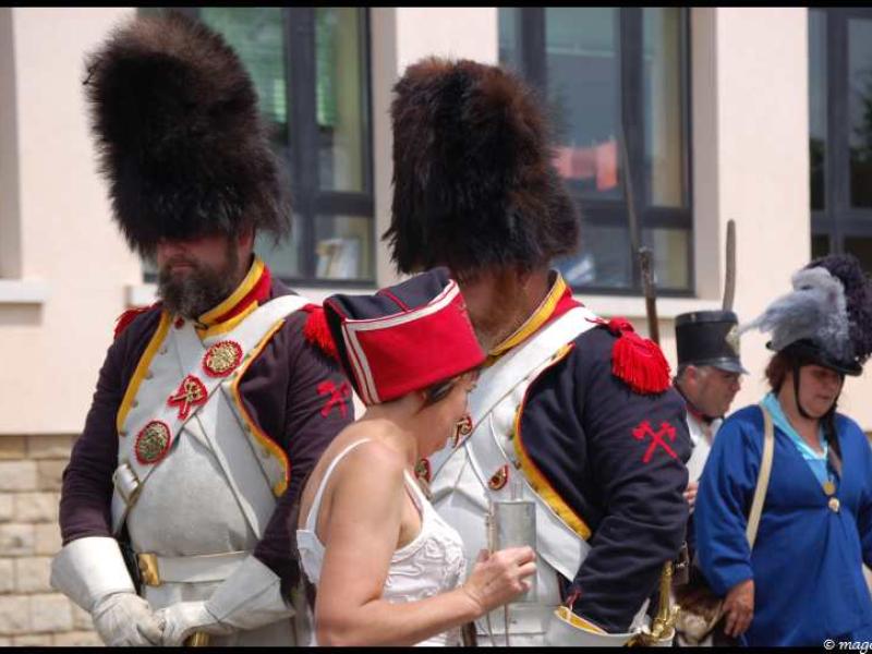 Napoleonic Bivouac в Люксембурге: солдаты в плюмажных шляпах и женщина в красно-белой фуражке
