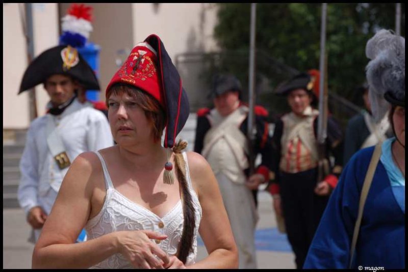 Napoleonic Bivouac в Люксембурге: женщина в красно-чёрной фуражке с тасселем