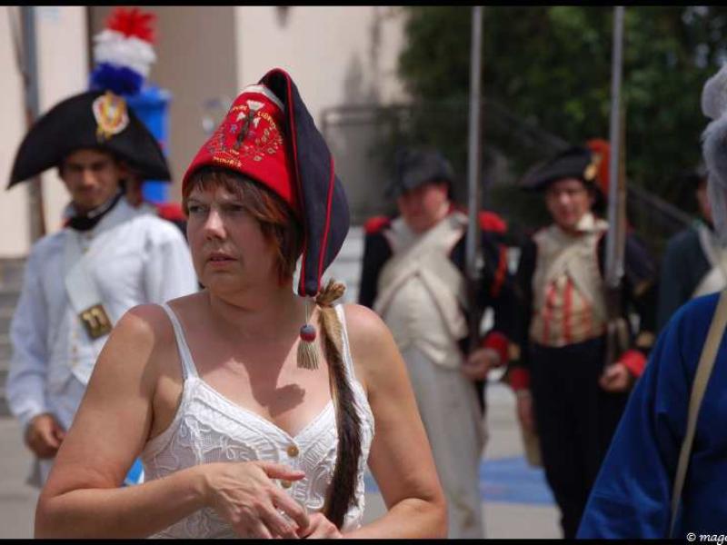 Napoleonic Bivouac в Люксембурге: женщина в красно-чёрной фуражке с тасселем