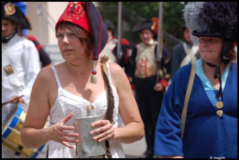 Napoleonic Bivouac в Люксембурге: женщина в красно-чёрной фуражке с кисточкой и металлическим флягом