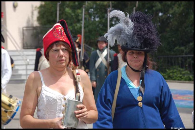 Napoleonic Bivouac в Люксембурге: женщины в исторических костюмах с фуражками и флягами