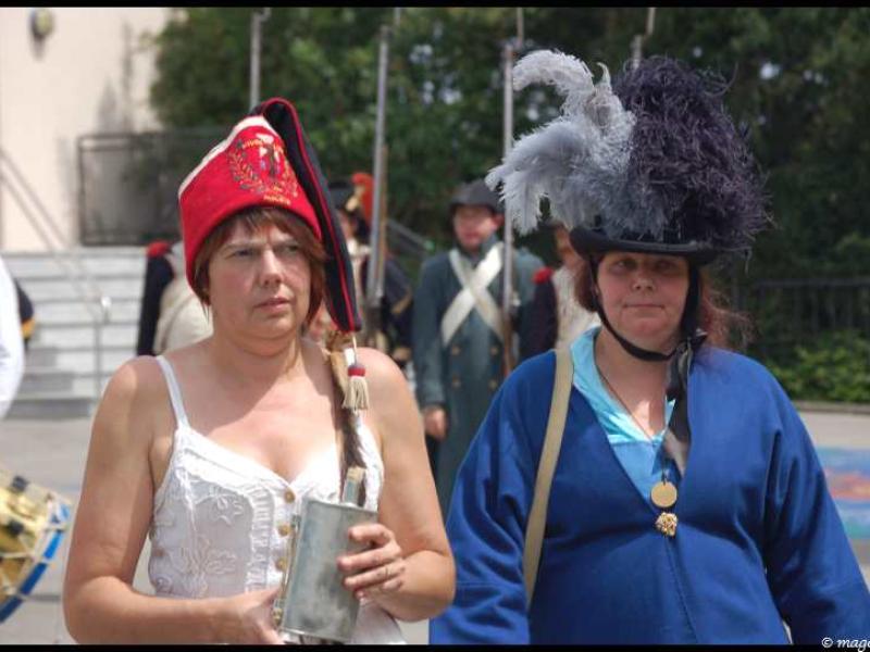 Napoleonic Bivouac в Люксембурге: женщины в исторических костюмах с фуражками и флягами
