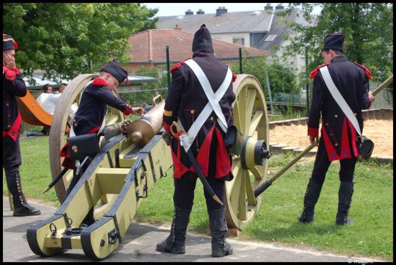Napoleonic Bivouac в Люксембурге: солдаты у пушки с деревянными колесами