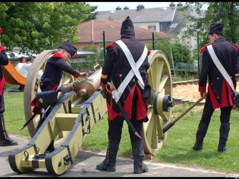 Napoleonic Bivouac в Люксембурге: солдаты у пушки с деревянными колесами