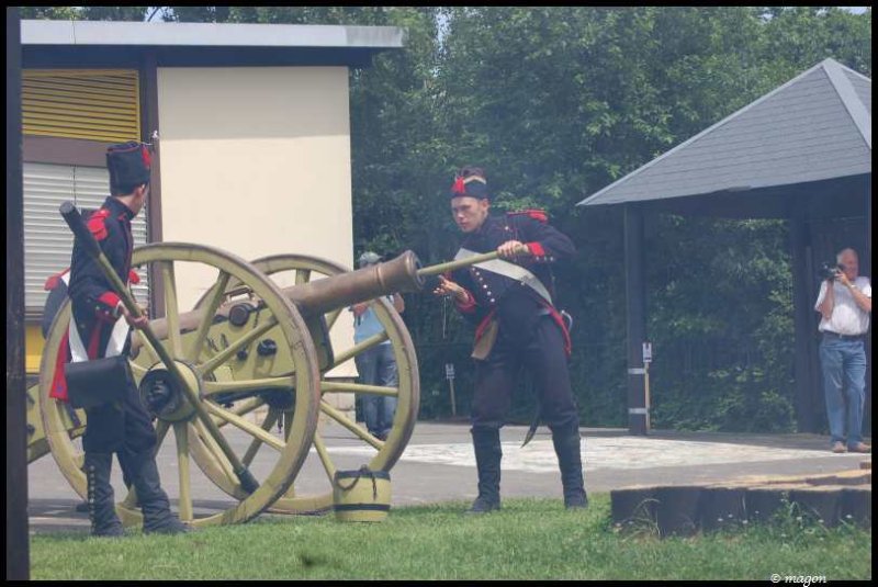 Napoleonic Bivouac в Люксембурге: два солдата у пушки 1812 года