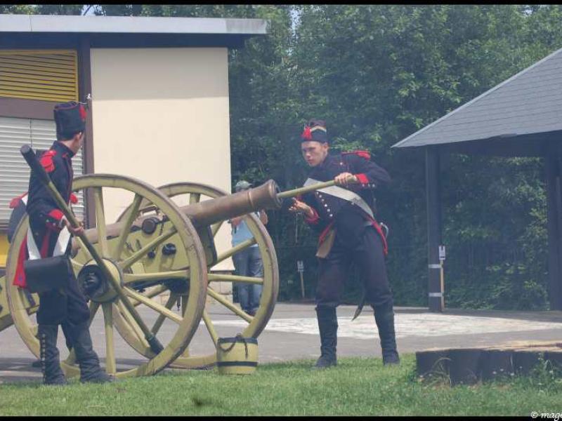 Napoleonic Bivouac в Люксембурге: два солдата у пушки 1812 года