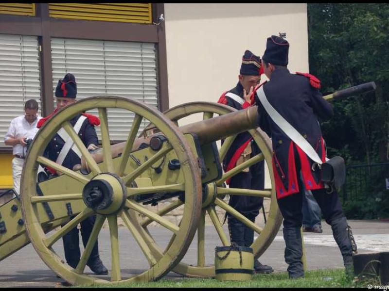 Napoleonic Bivouac в Люксембурге: солдаты у пушки 1810-х