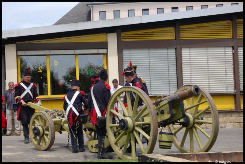Napoleonic Bivouac в Люксембурге: солдаты у пушки 19-го века