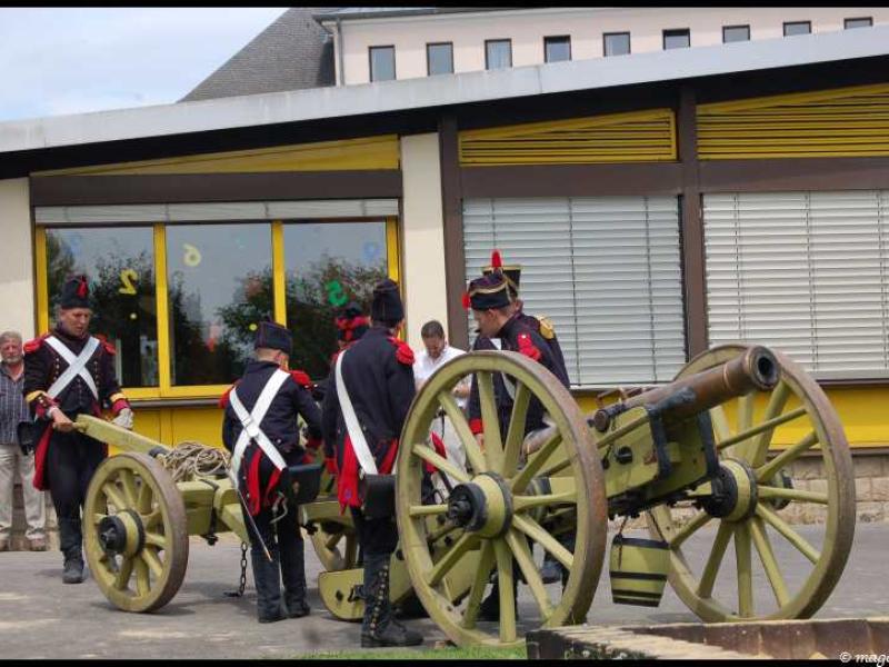 Napoleonic Bivouac в Люксембурге: солдаты у пушки 19-го века