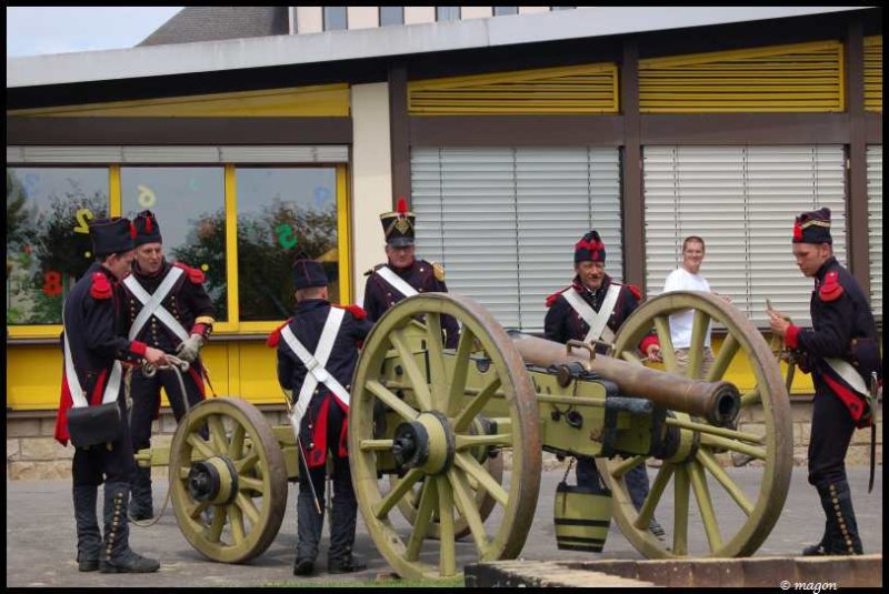 Napoleonic Bivouac в Люксембурге: солдаты у пушки 1800-х