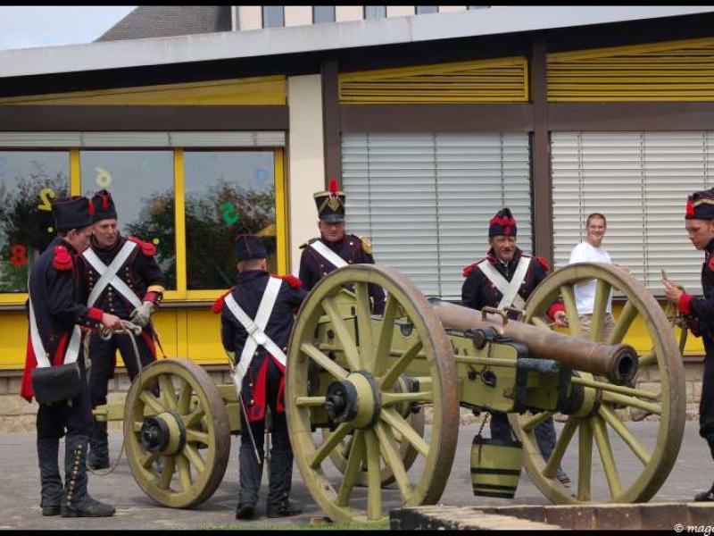 Napoleonic Bivouac в Люксембурге: солдаты у пушки 1800-х