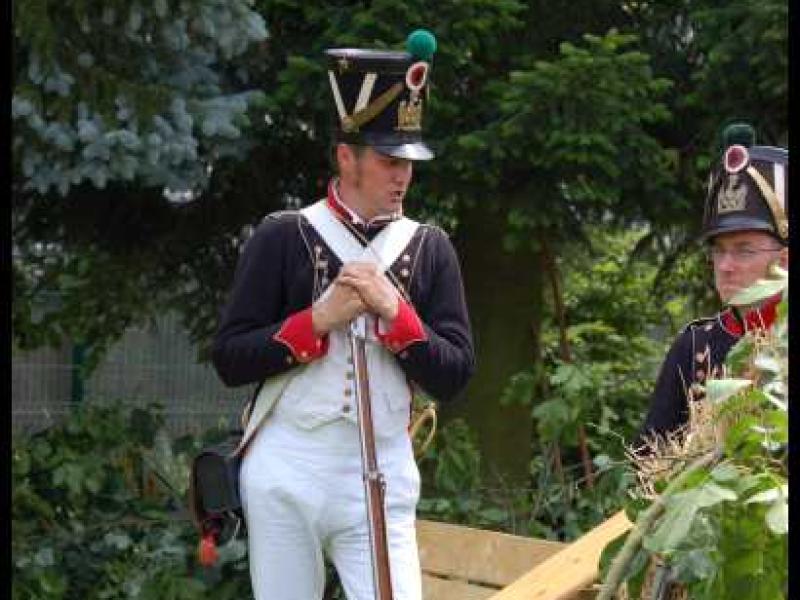 Napoleonic Bivouac в Люксембурге: солдат в белых штанах и фуражке с зелёным гребнем