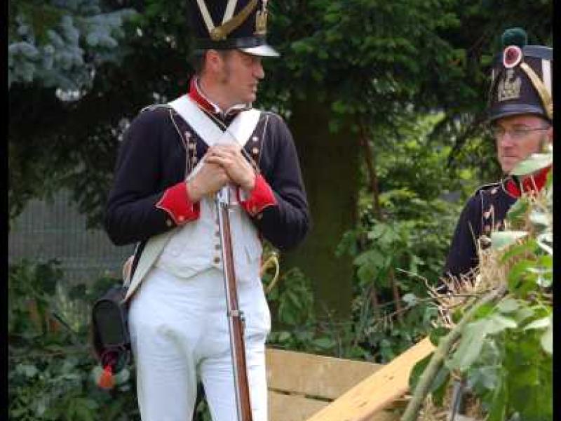 Napoleonic Bivouac в Люксембурге: солдат в фуражке с зелёным плюшевым шаром
