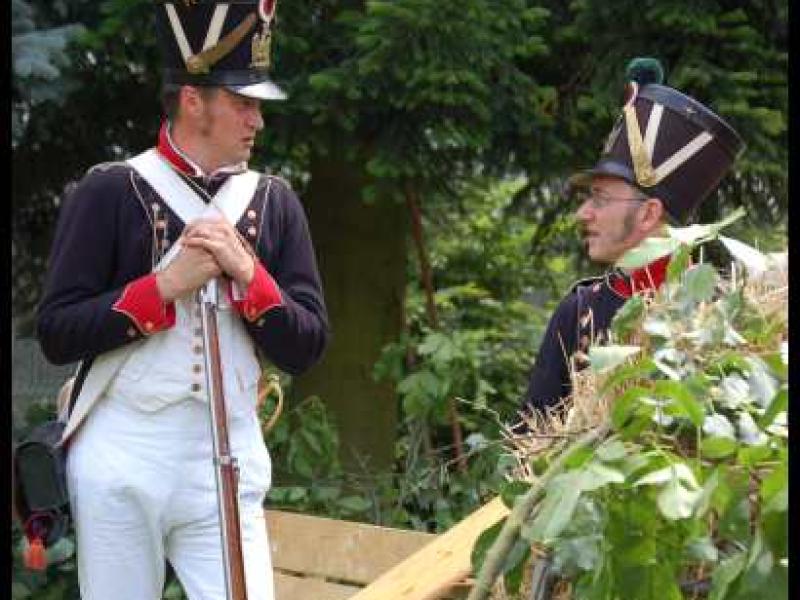 Napoleonic Bivouac в Люксембурге: два солдата в мундирах 1810-х с винтовками и пиками