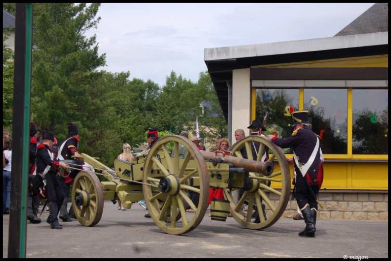 Napoleonic Bivouac в Люксембурге: солдаты в исторических костюмах у пушки