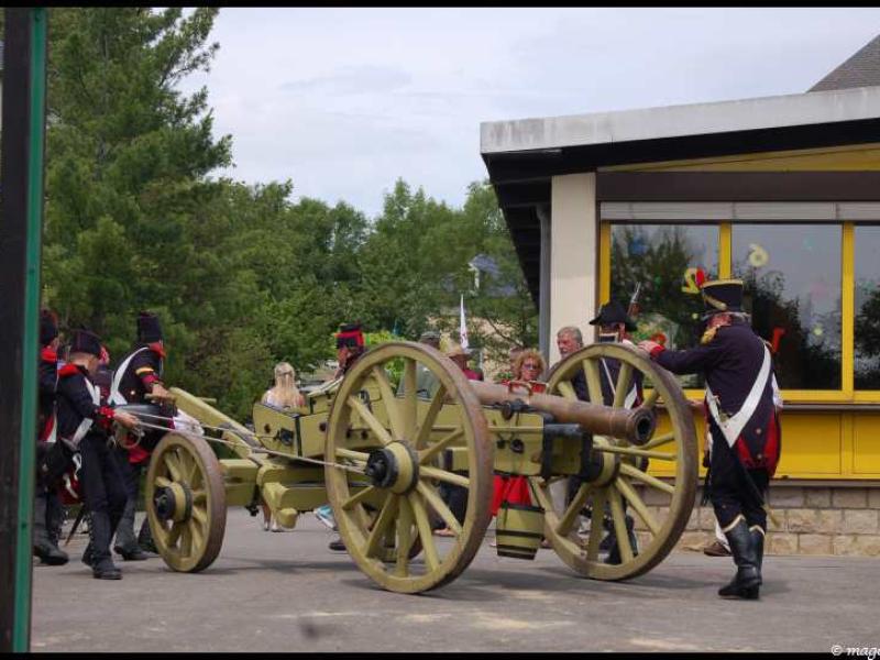 Napoleonic Bivouac в Люксембурге: солдаты в исторических костюмах у пушки