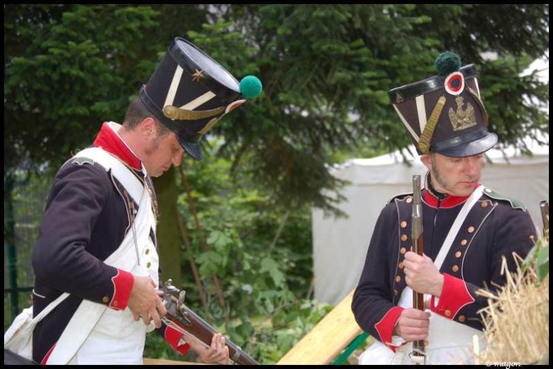 Napoleonic Bivouac в Люксембурге: два солдата в мундирах 1812 года у палатки