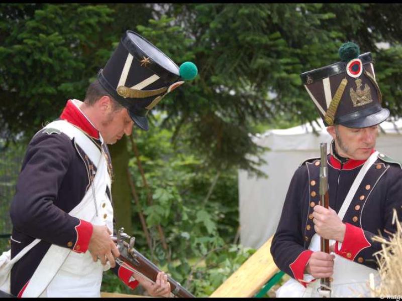 Napoleonic Bivouac в Люксембурге: два солдата в мундирах 1812 года у палатки