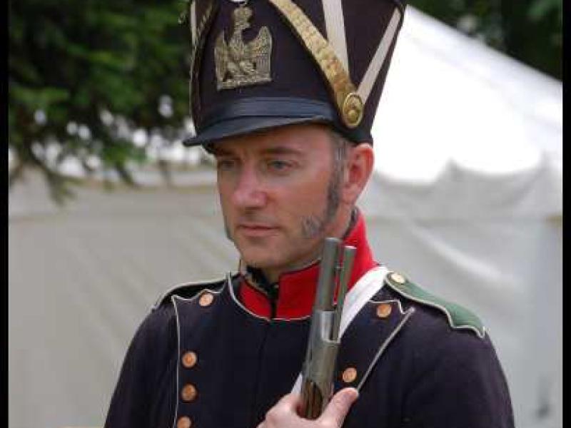 Napoleonic Bivouac в Люксембурге: солдат в черной фуражке с зелёным помпоном