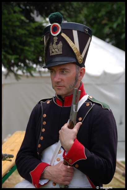 Napoleonic Bivouac в Люксембурге: солдат в фуражке с зелёным помпоном и эмблемой орла