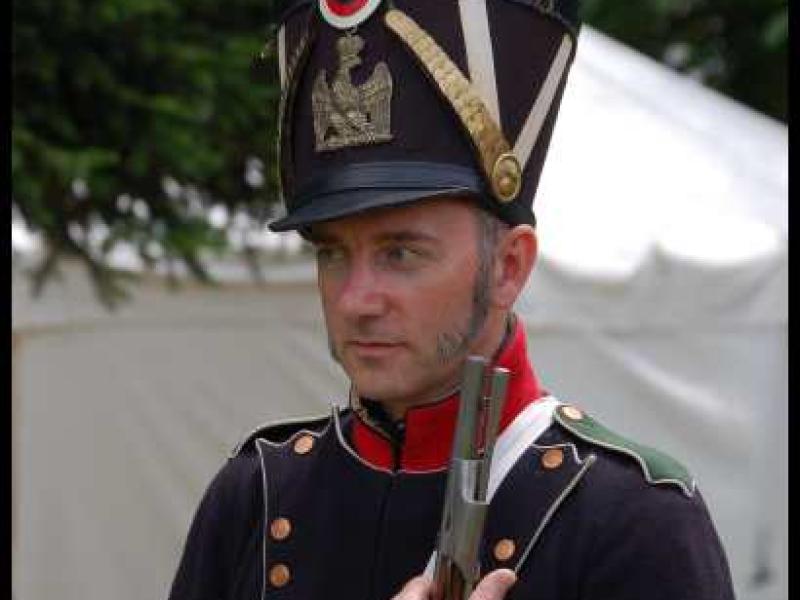 Napoleonic Bivouac в Люксембурге: солдат в фуражке с зелёным помпоном и эмблемой орла