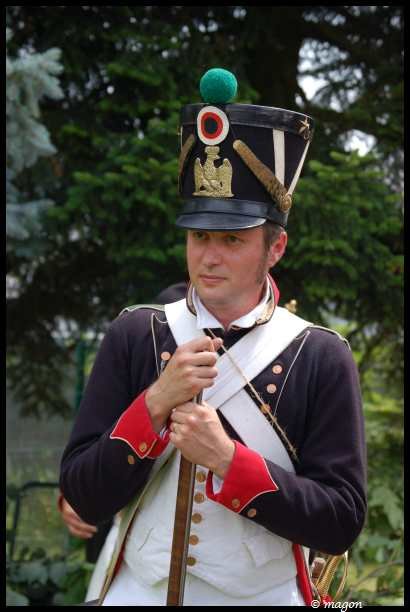 Napoleonic Bivouac в Люксембурге: солдат в фуражке с зелёным плюшевым шаром