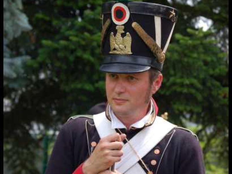 Napoleonic Bivouac в Люксембурге: солдат в фуражке с зелёным плюшевым шаром