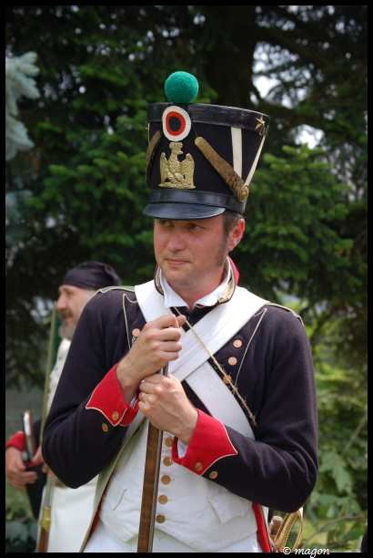 Napoleonic Bivouac в Люксембурге: солдат в церковно-золотом фуражке