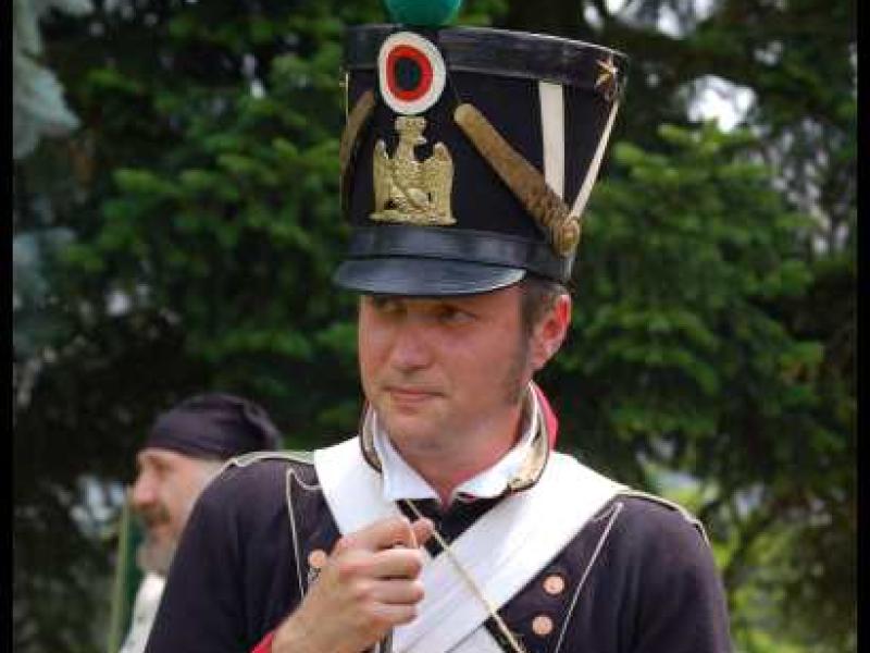 Napoleonic Bivouac в Люксембурге: солдат в церковно-золотом фуражке
