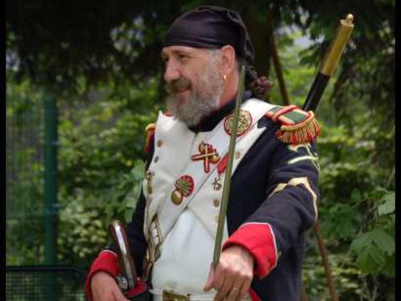 Napoleonic Bivouac в Люксембурге: офицер с шпагой и эполетами