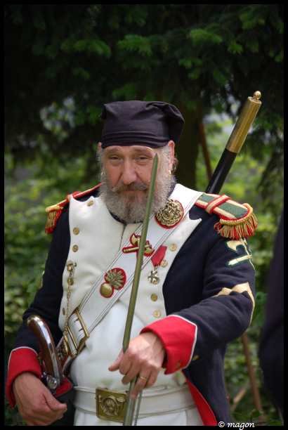 Napoleonic Bivouac в Люксембурге: офицер в бело-синей форме с золотыми пуговицами и эполетами