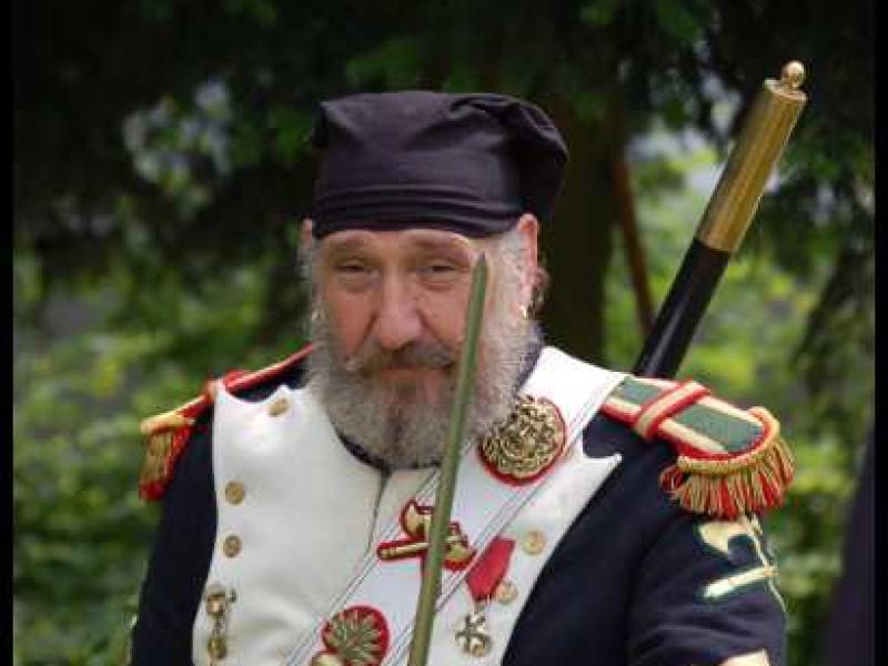 Napoleonic Bivouac в Люксембурге: офицер в бело-синей форме с золотыми пуговицами и эполетами