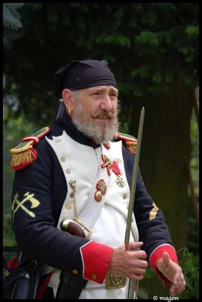 Napoleonic Bivouac в Люксембурге: солдат в бело-синей форме с золотыми галунами