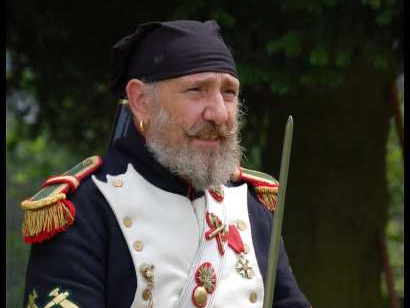 Napoleonic Bivouac в Люксембурге: солдат в бело-синей форме с золотыми галунами