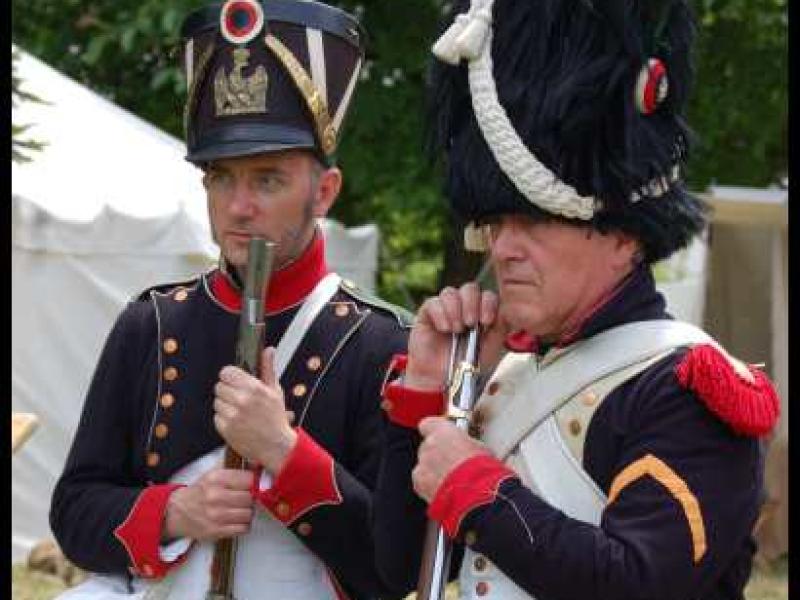 Napoleonic Bivouac в Люксембурге: два солдата в мундирах 1812 года