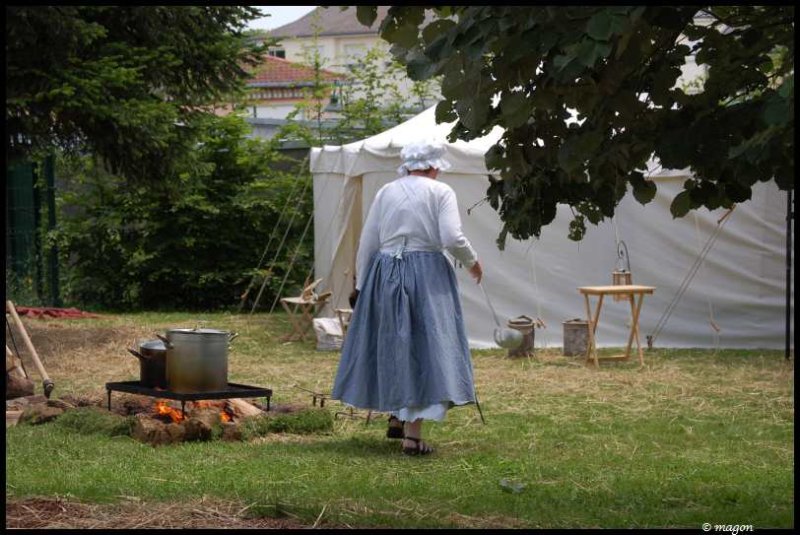 Napoleonic Bivouac в Люксембурге: женщина у костра с кастрюлями
