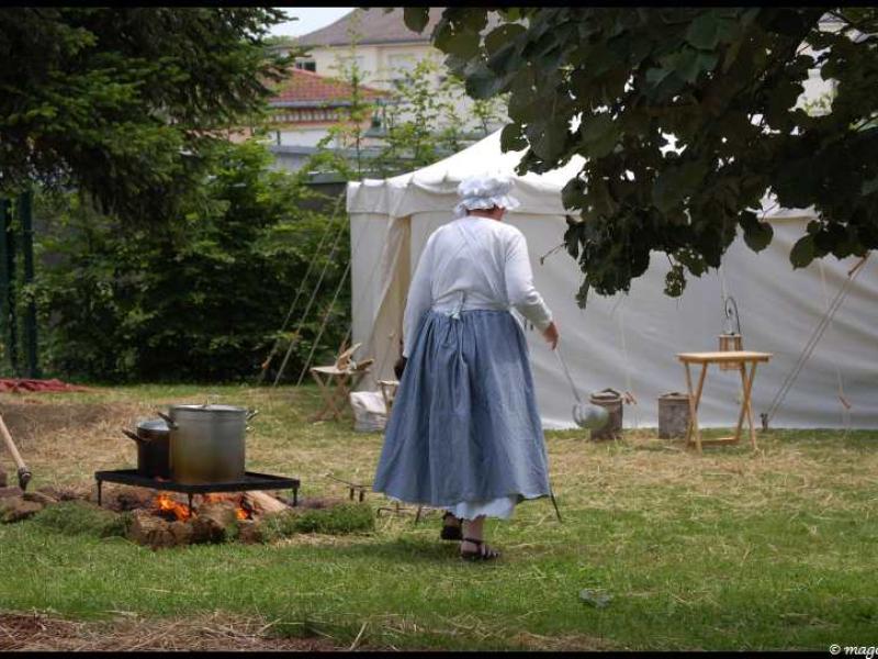 Napoleonic Bivouac в Люксембурге: женщина у костра с кастрюлями