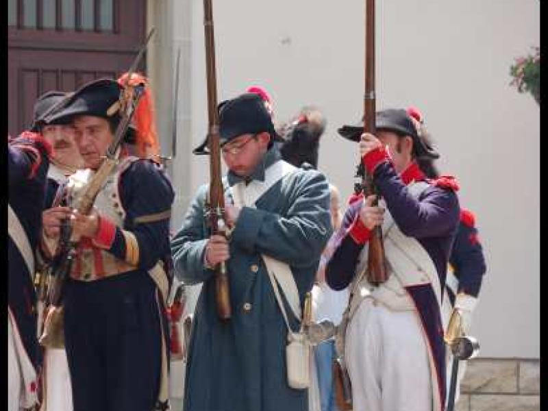 Napoleonic Bivouac в Люксембурге: солдаты в мундирах 1800-х годов у старинного здания
