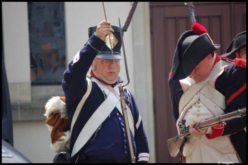 Napoleonic Bivouac в Люксембурге: солдаты в синих мундирах с белыми лентами и штыками