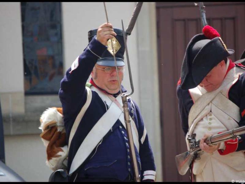 Napoleonic Bivouac в Люксембурге: солдаты в синих мундирах с белыми лентами и штыками