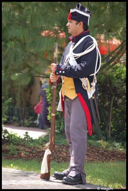 Napoleonic Bivouac в Люксембурге: солдат с мушкетом и шашкой