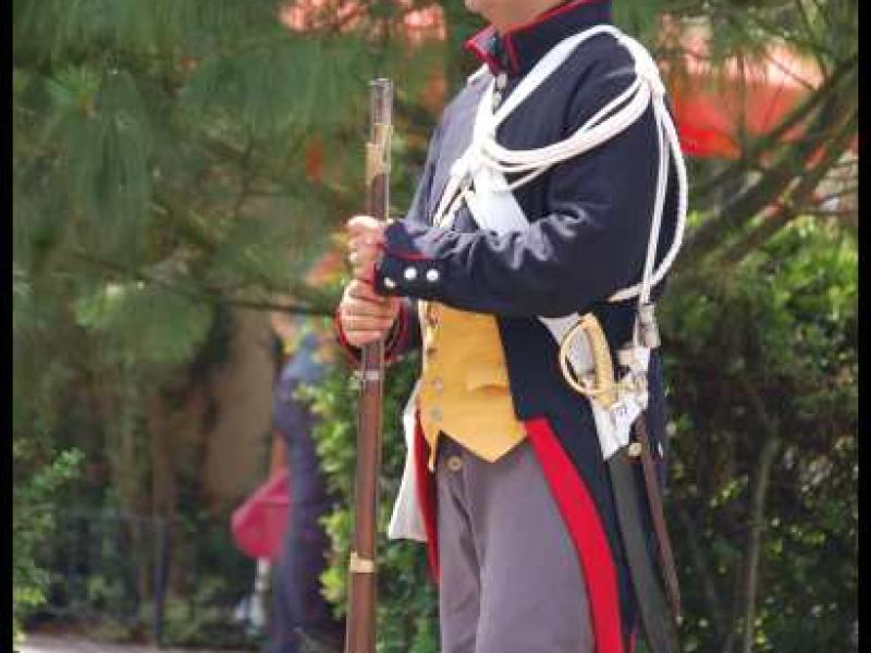 Napoleonic Bivouac в Люксембурге: солдат с мушкетом и шашкой
