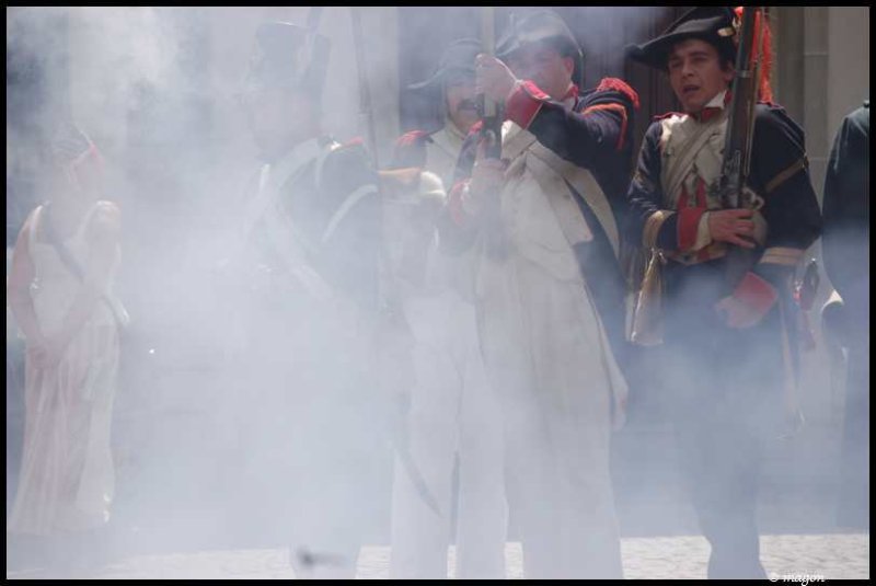 Napoleonic Bivouac в Люксембурге: дым от пушечного выстрела и солдаты в мундирах эпохи
